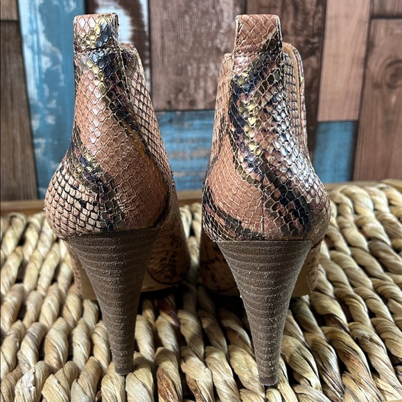 Vince Camuto Tan Snakeskin Heeled Booties 8 - Picture 14 of 15